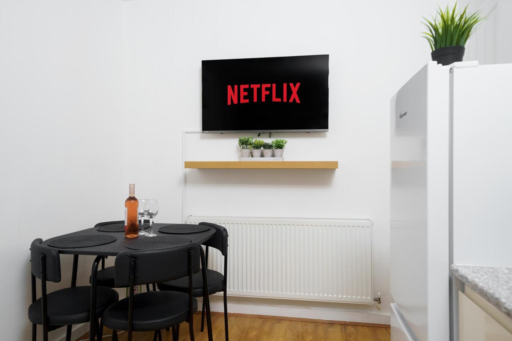Cozy 2-Bed Garden Flat, With Free Private Parking, Wembley Londra