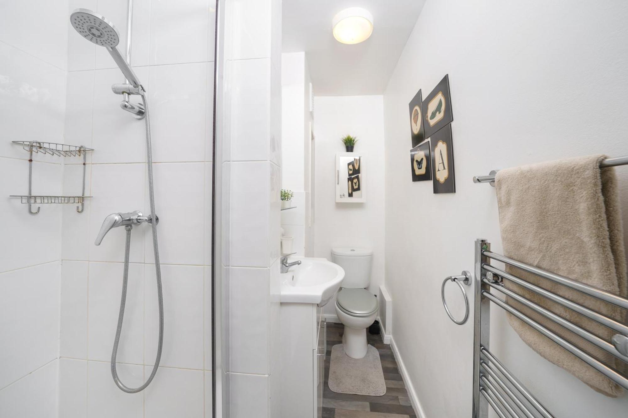Cozy 2-Bed Garden Flat, With Free Private Parking, Wembley * London